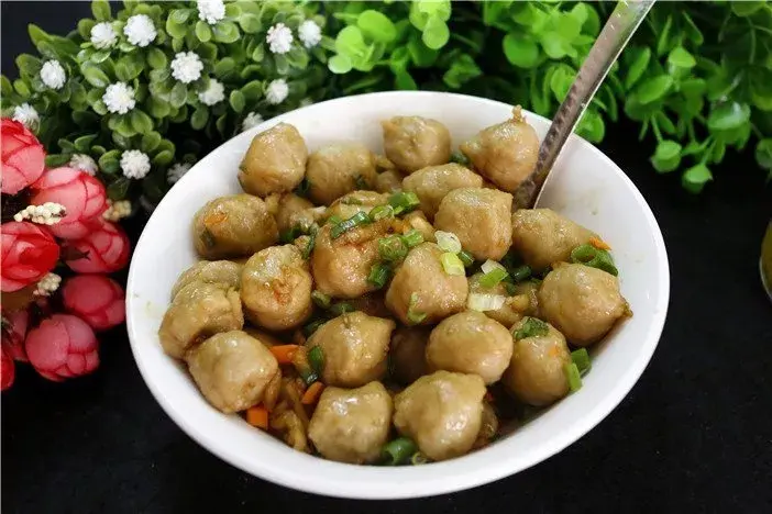 做成的肉丸子,是宁都的一大特色,也是其他县市人眼中宁都美食的代名词