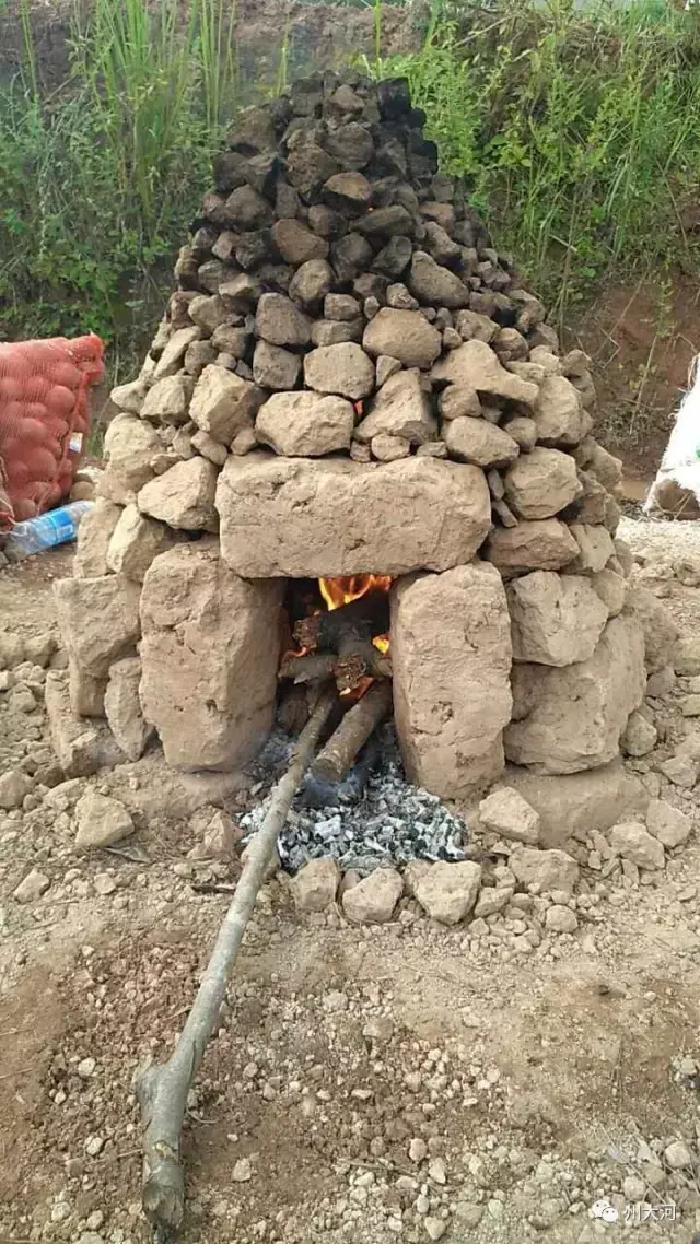 传统塔窑焖洋芋 感受土灶烤土豆 番薯的野趣玉溪市江川区素有"滇国