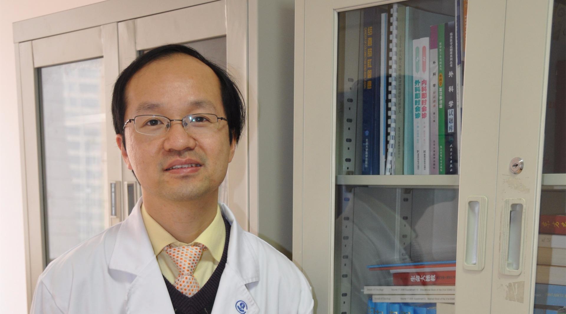 复旦大学上海医学院临床医学学士,肿瘤学博士.