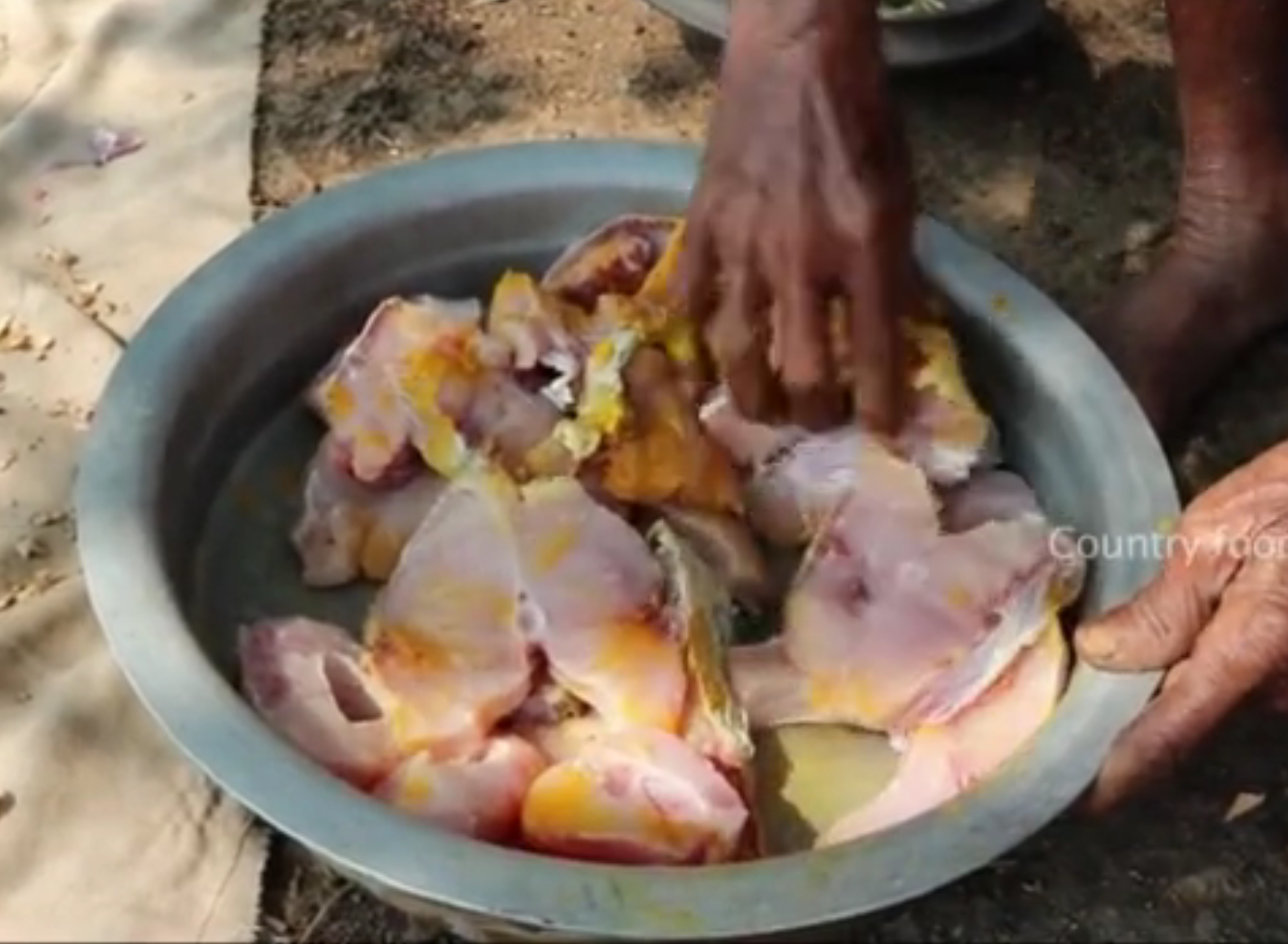 印度人吃饭为什么不用餐具,用手不油腻不脏吗