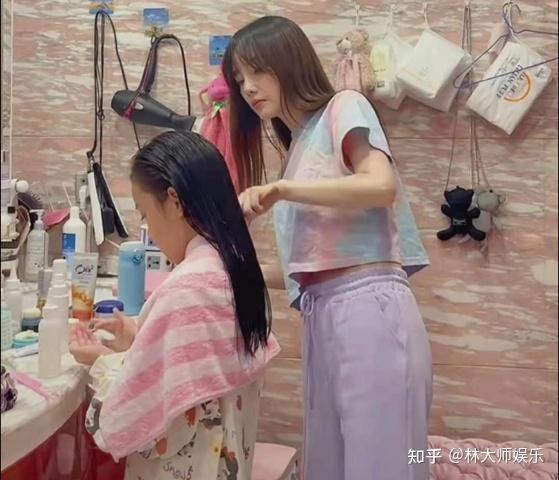 李小璐亲自给甜馨理发，豪宅浴室首次曝光，母女长发飘飘 知乎 