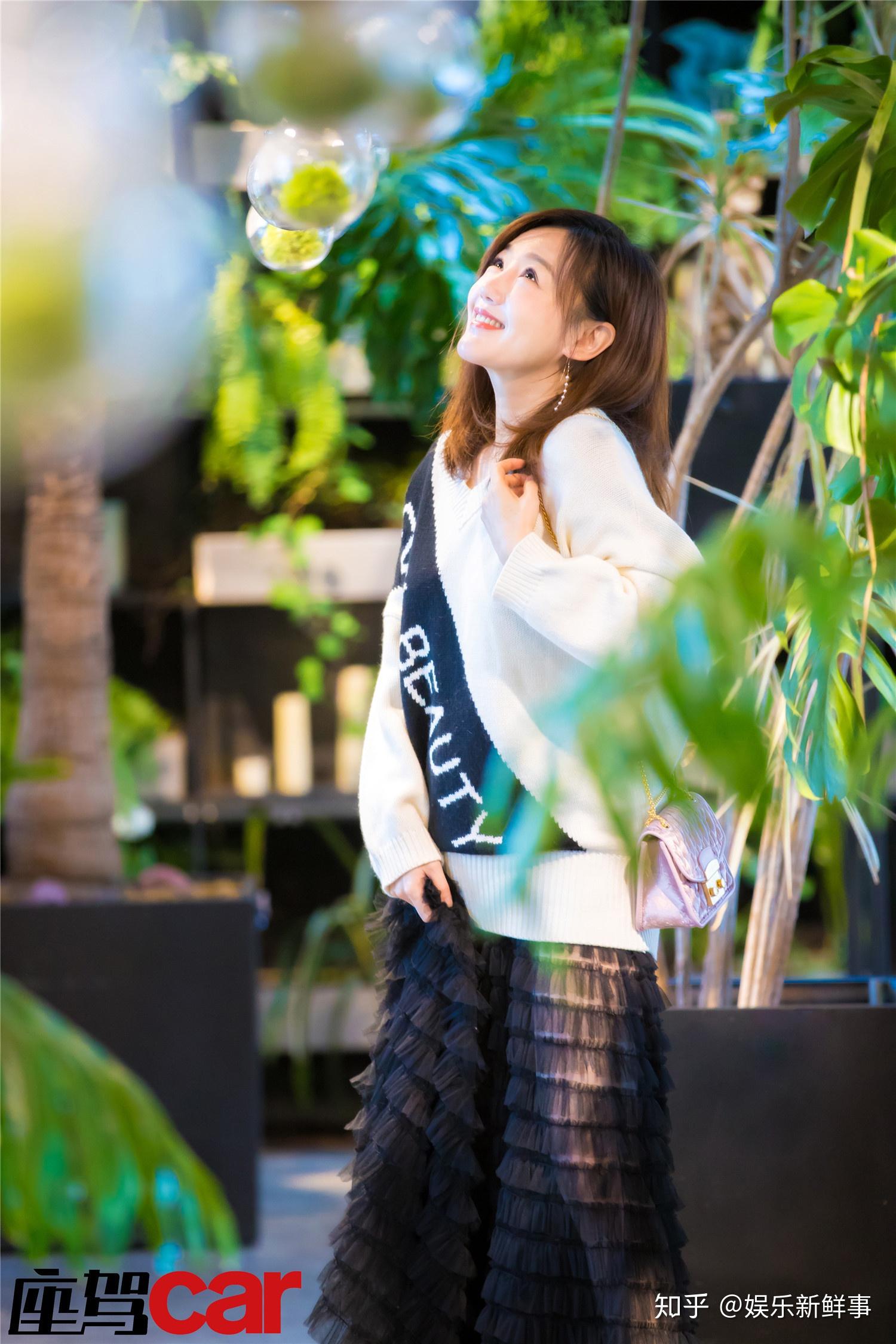 薛佳凝杂志大片曝光,知性优雅气质满分