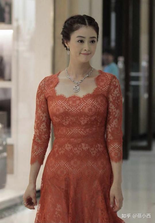 蒋欣的饱满身材数一数二把蕾丝裙穿得特高级不减肥更气质