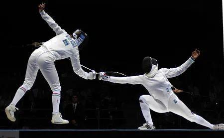 最近很多人都在说的击剑到底是什么梗