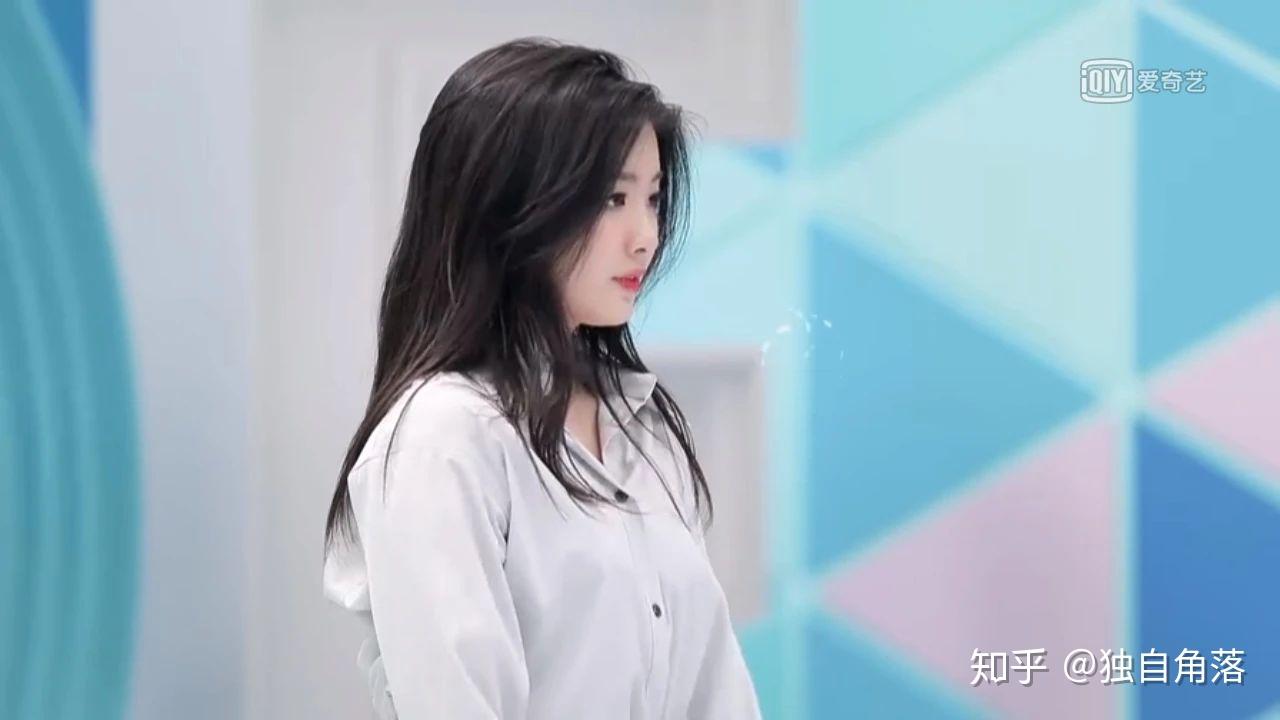 《为你疯狂》莱恩娱乐林韦希(c)他们和另一组表演同一首歌,相比之下