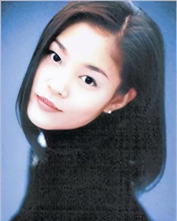 从赛车场走出来后,出于社交礼仪,赵文虞主动邀请李尹馨喝咖啡,李尹馨