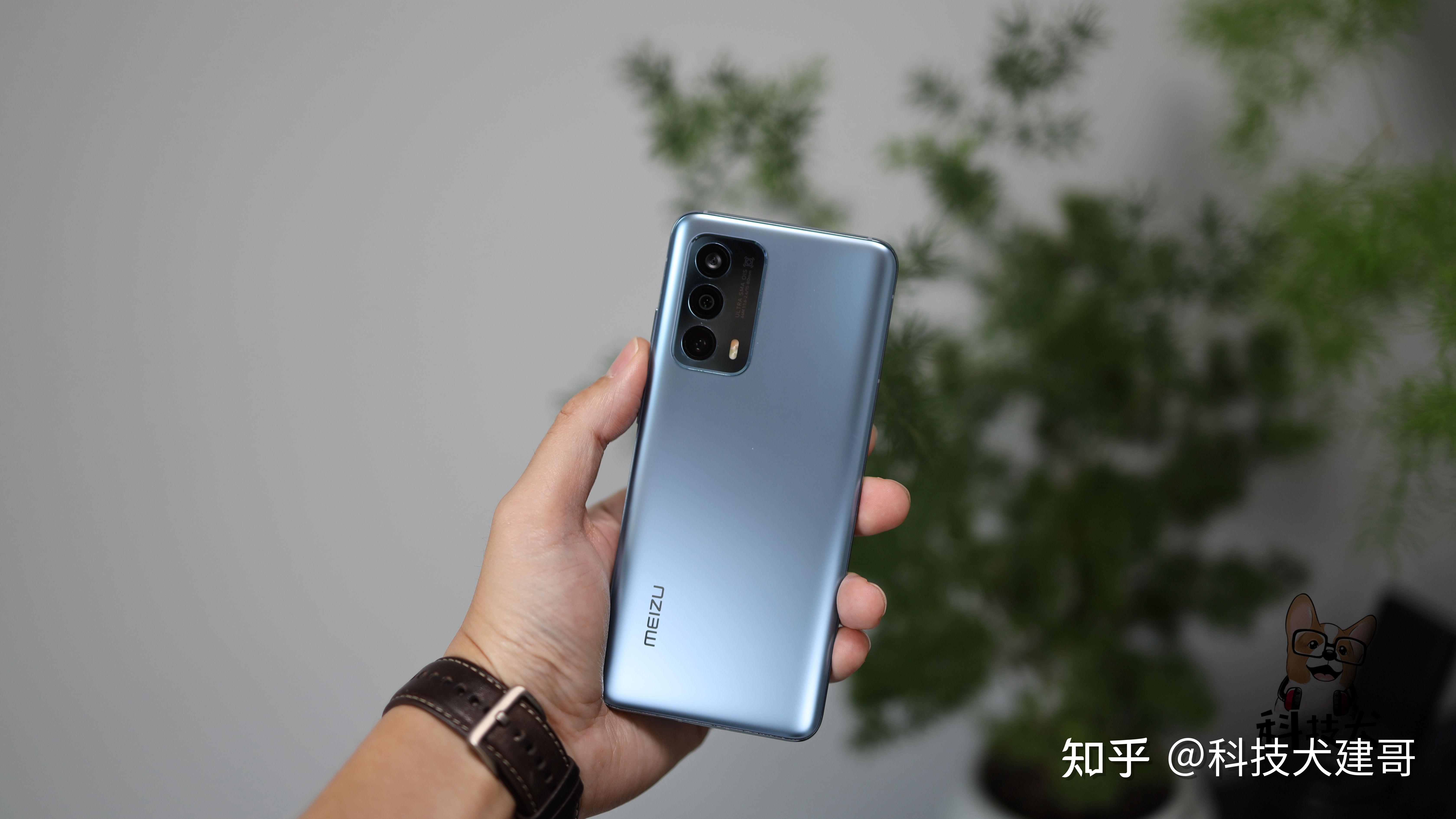 在魅族 18 的镜头模组上没有一颗「凑数」的摄像头,索尼主摄 imx 682