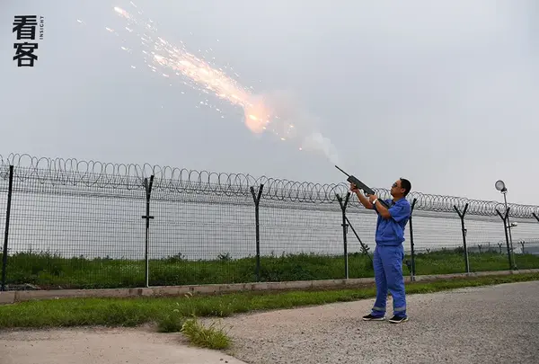 礼花弹是常用的工具