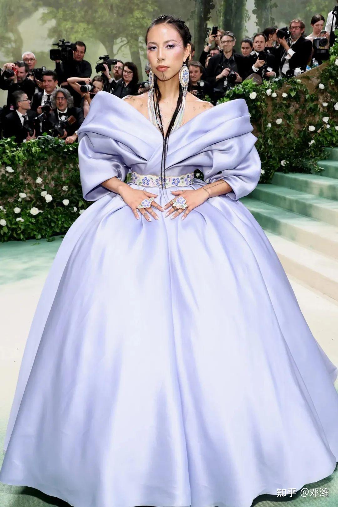 披肩式穿搭彰显巨星气场,虽然是黑色,但衣服上的镶珠设计彰显