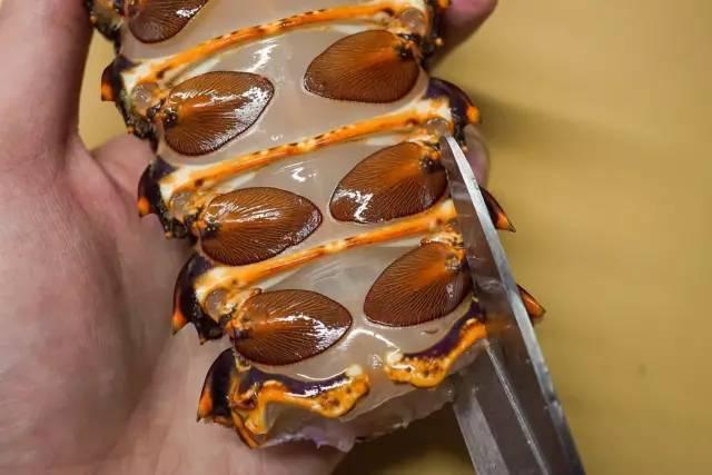 在厨房,大卸八块一只龙虾