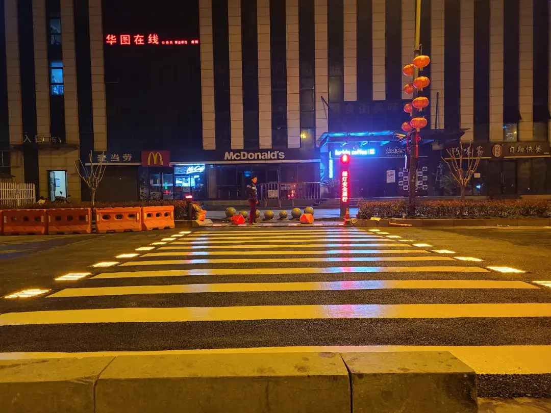 瞧杭州有条会说话的智能斑马线