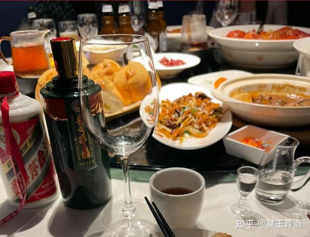 真实喝茅台酒吃饭照片图片