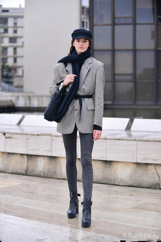 灰色上衣配什么裤子颜色好看