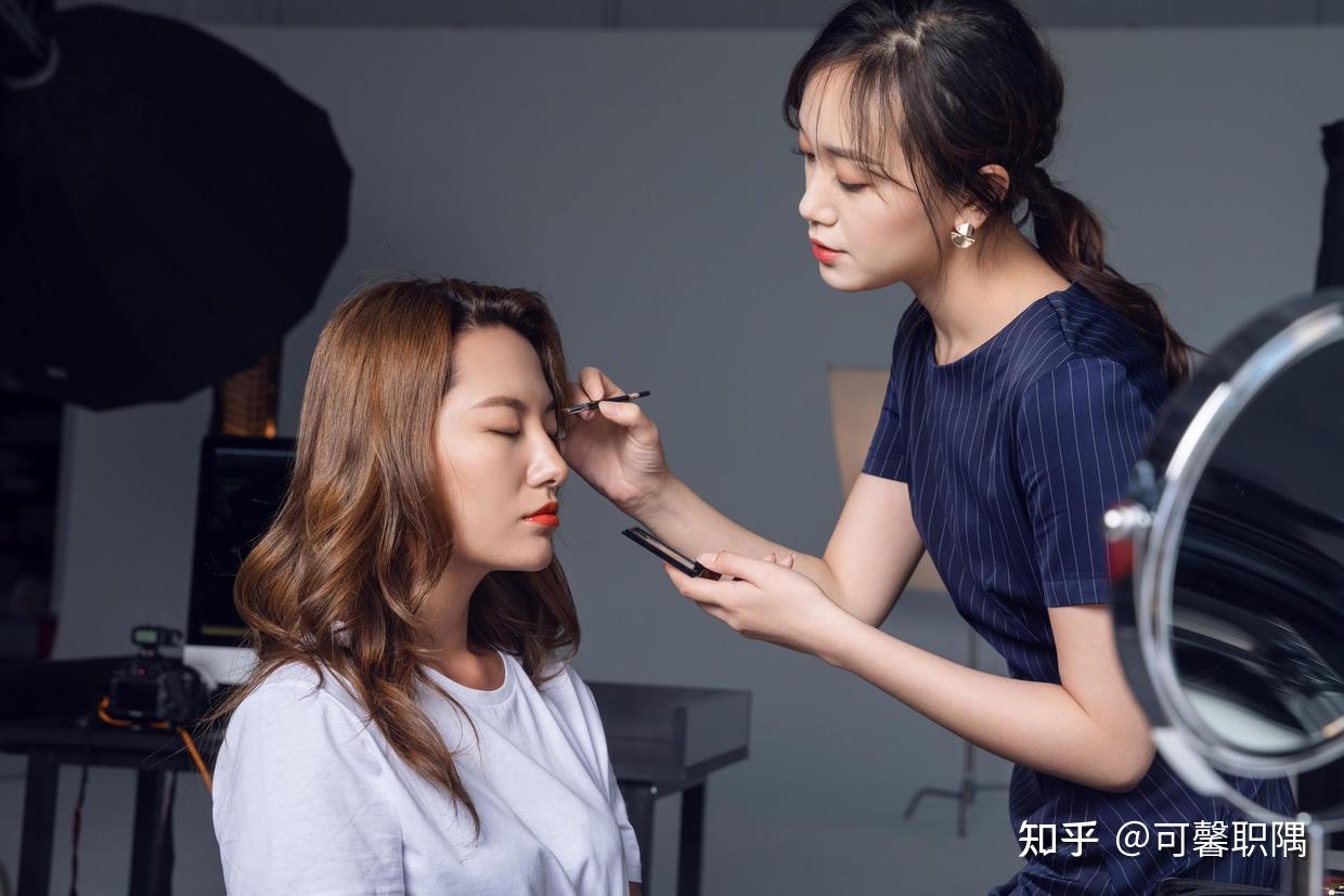 化妆师给模特化妆-蓝牛仔影像-中国原创广告影像素材