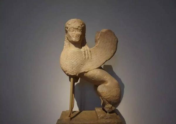 "塞壬"是人首鸟身的海妖,她们居住在一个海岛上,拥有天籁般的歌喉