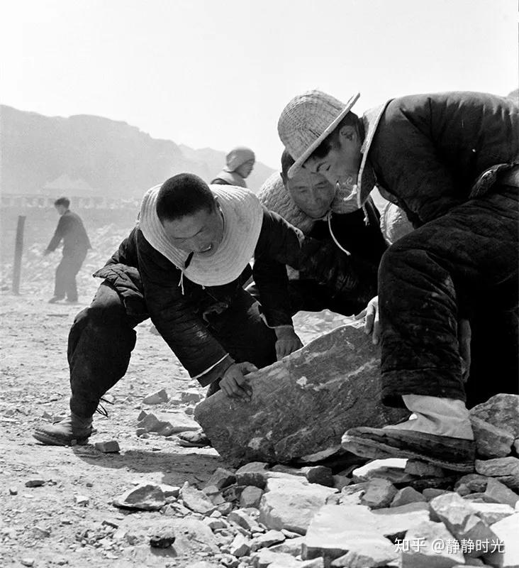老照片:带你去看红旗渠是如何建造的,感受前辈奋斗精神