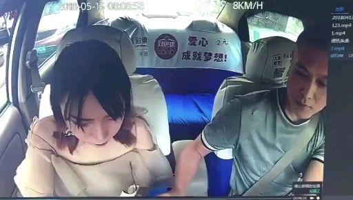 如何评价乐山一出租车司机对女乘客扒衣袭胸事件?