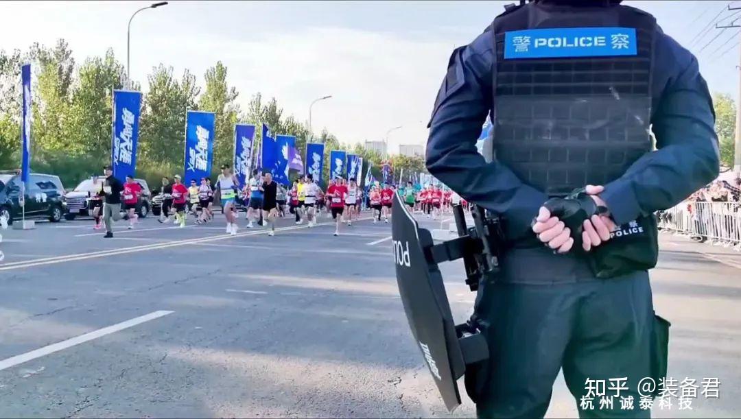 全副武装!蚌埠特警防暴小队3.0新型防护装备护航2023蚌埠半程马拉松