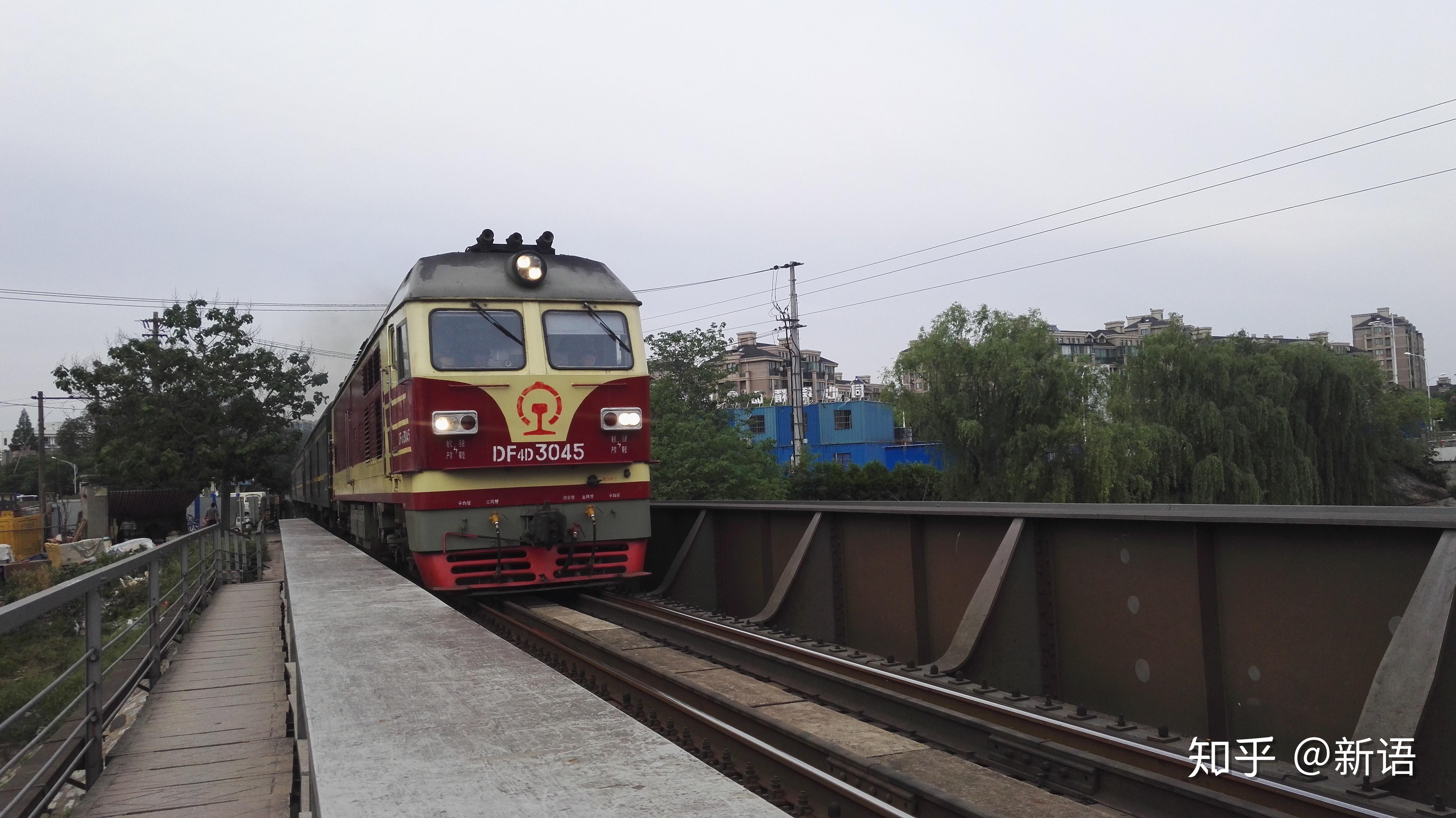 车迷快乐桥,原南局鹰段df4dk3045牵引k155,后转配成局重段df4dk3065nd
