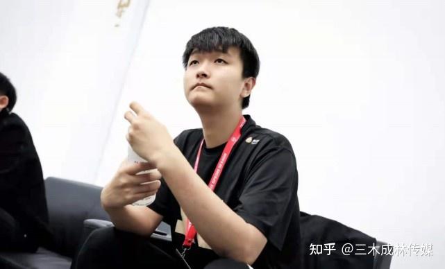 猫神cat看到老队友飞牛fly拿到第六个fmvp忍不住发文感慨