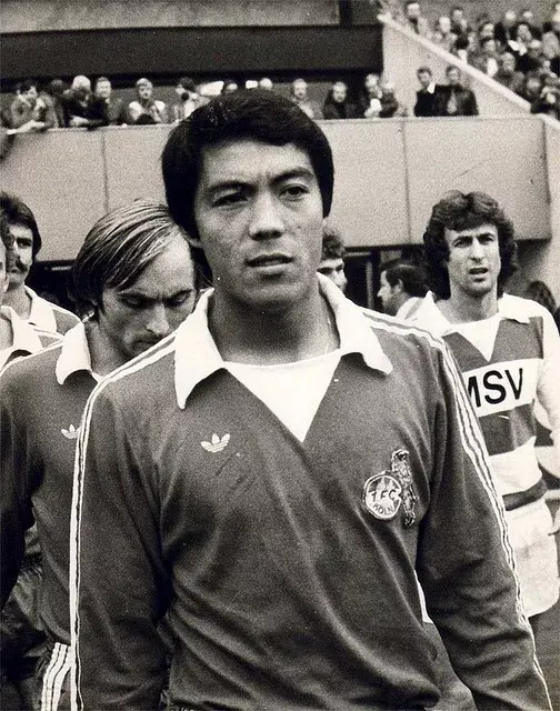 奥寺康彦努力观察和学习着,并逐渐适应国外的生活.