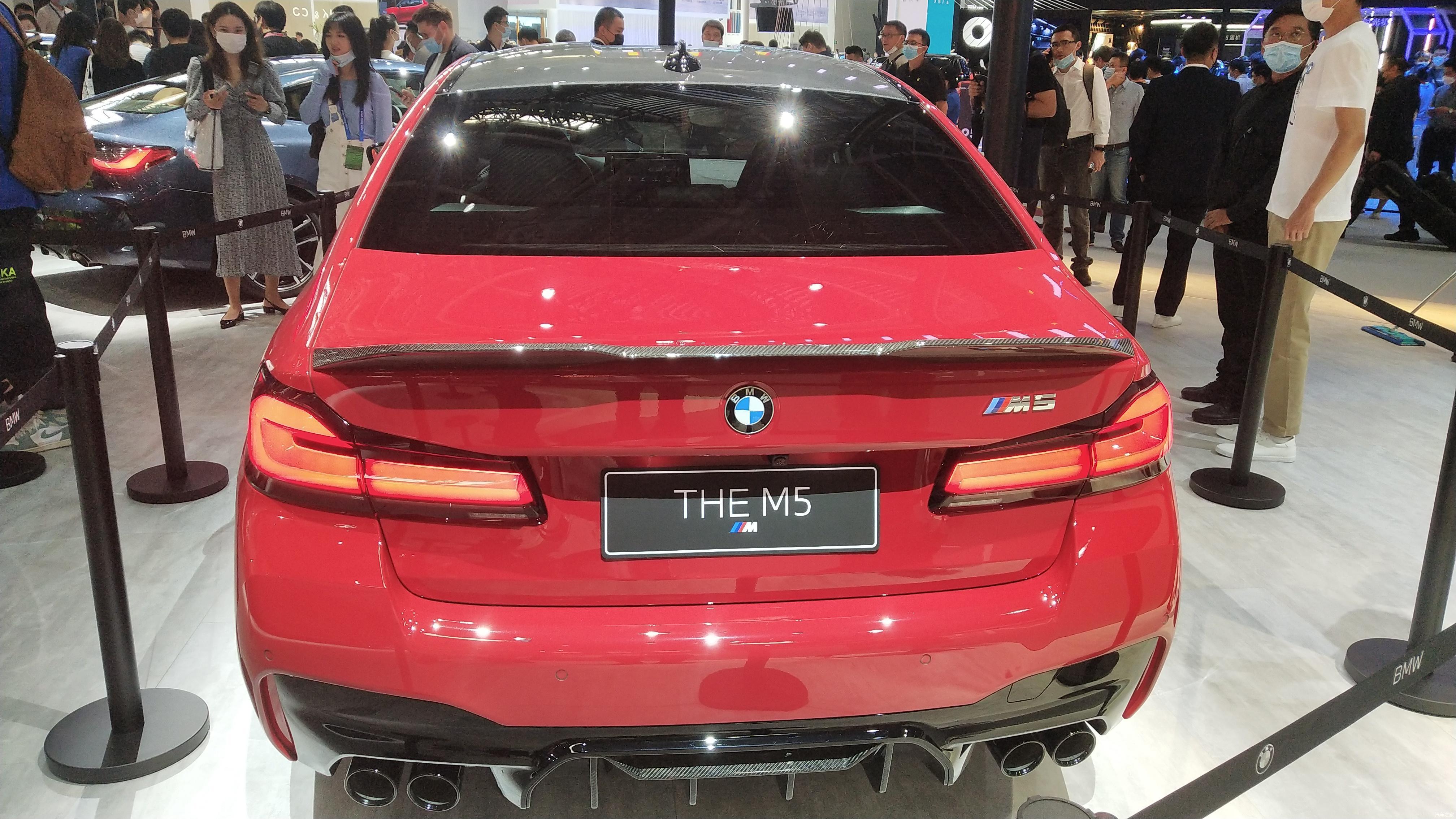 新款宝马m5的车尾部也很有性能感,它的尾部配备了一个碳纤维的小尾翼