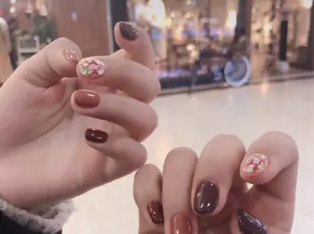 这里可能是最全的新年美甲集合了-新年美甲图片2021简单大方红色衣服