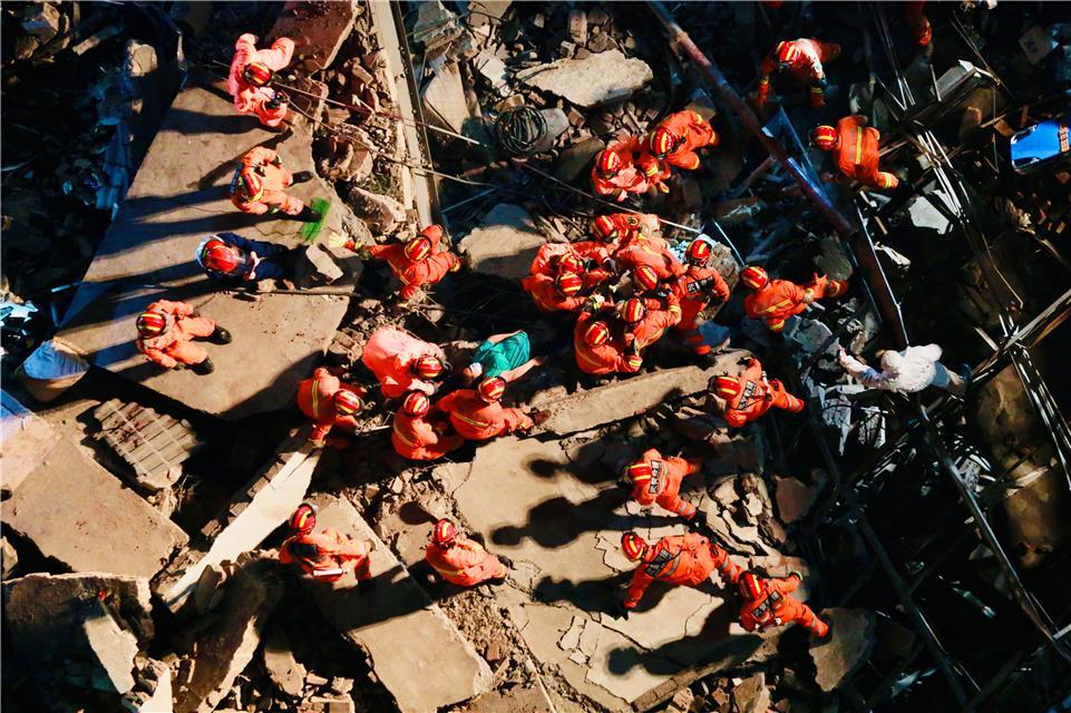 福建泉州楼体坍塌事故已救出43人