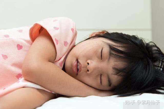 哭泣,心情低落,不爱吃饭,哭哭啼啼的去上幼儿园,还是一副没睡醒的样子