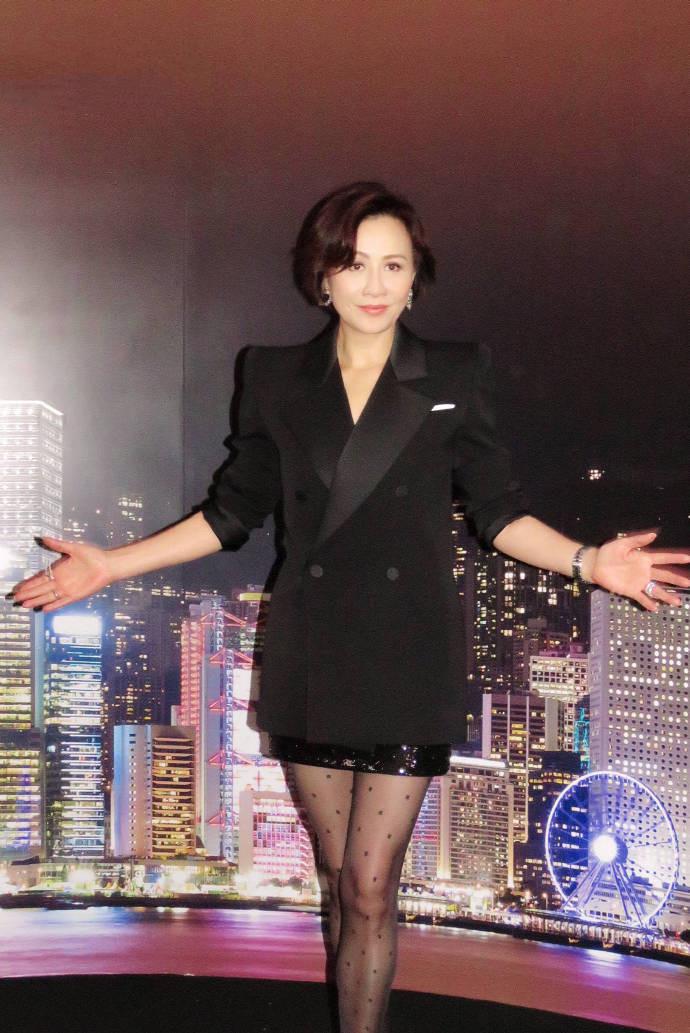 刘嘉玲明明气质很高级偏走夜店风黑西装配黑丝袜看着真尴尬