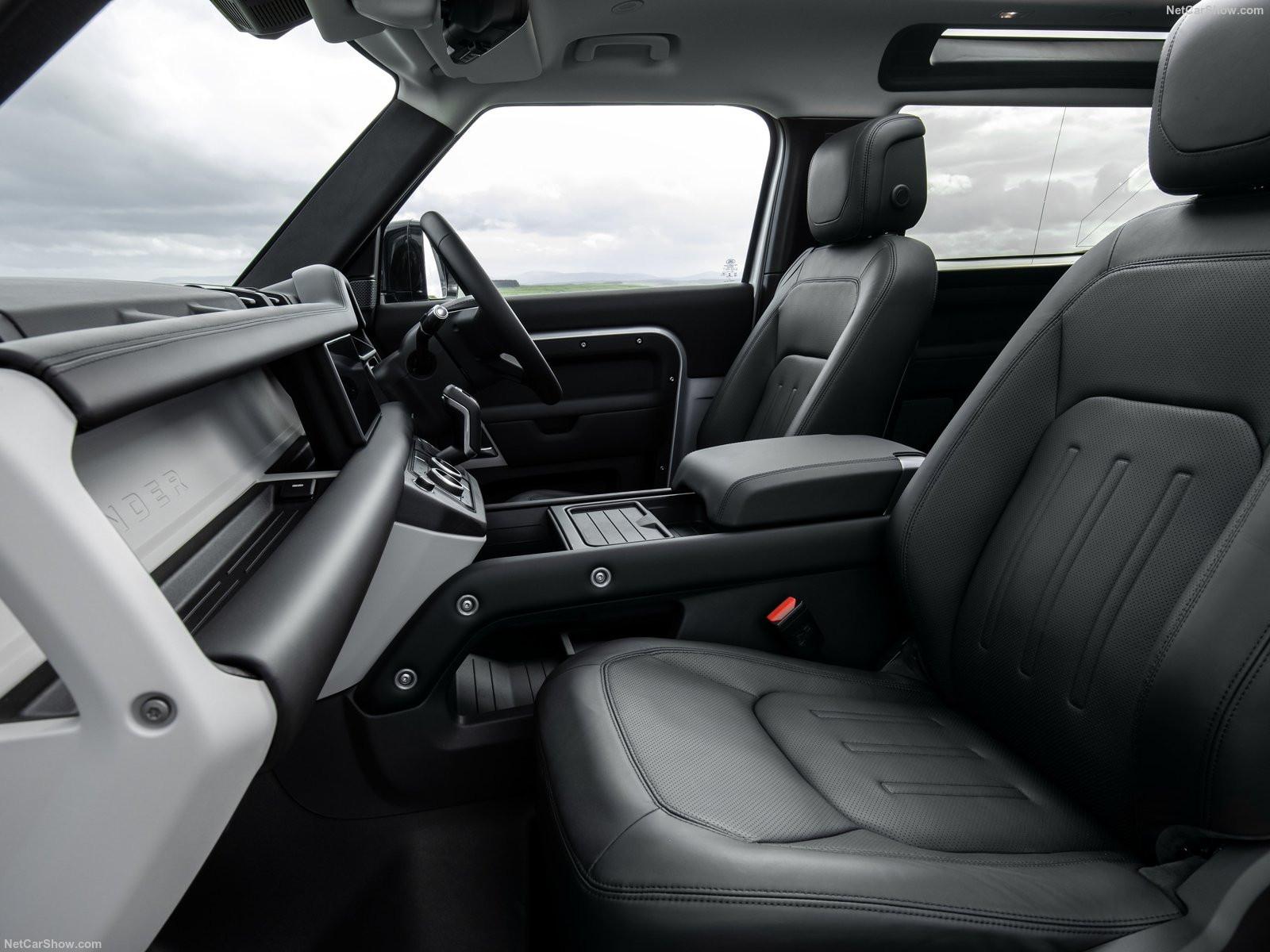 内饰方面:全新路虎卫士90采用全新的内饰设计风格,采用了12.