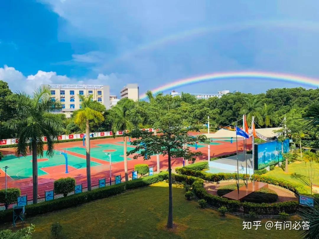 了两道横跨天际的美妙彩虹,让还在校园的老师们都不自觉地停下了脚步