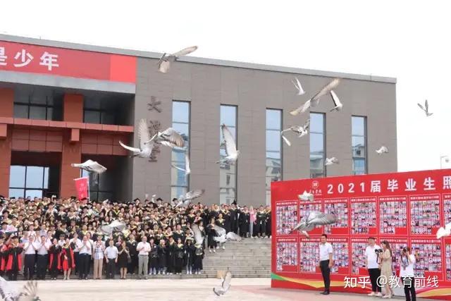 为学校创建作出贡献的离退休老专家,茅台学院全体教职员工,2021届全体