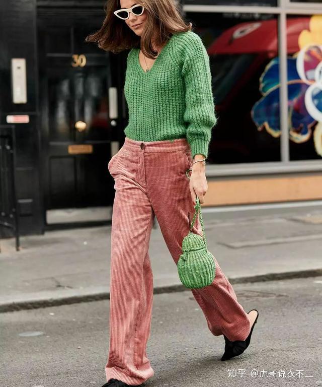 二,灯芯绒裤子很显高挑