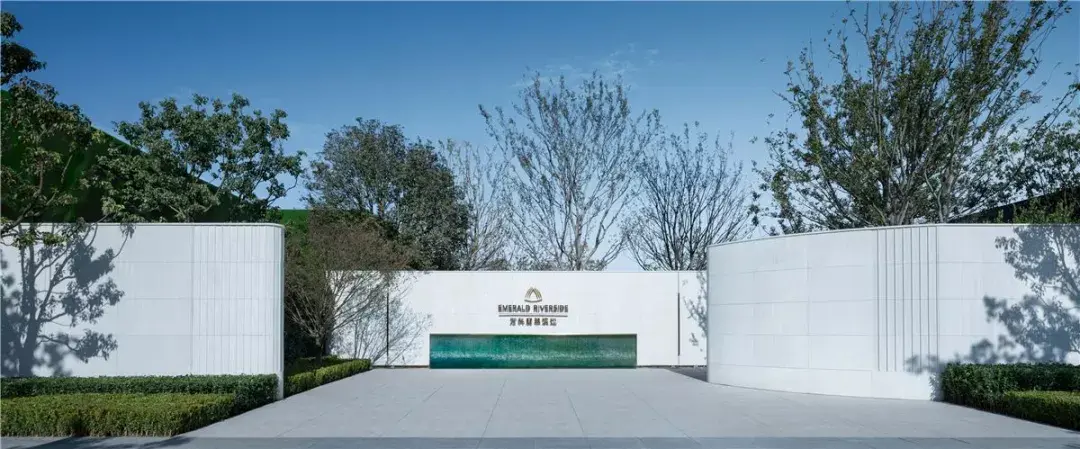 点题翡翠系列的景墙,经过多轮的色彩筛选和工厂打样