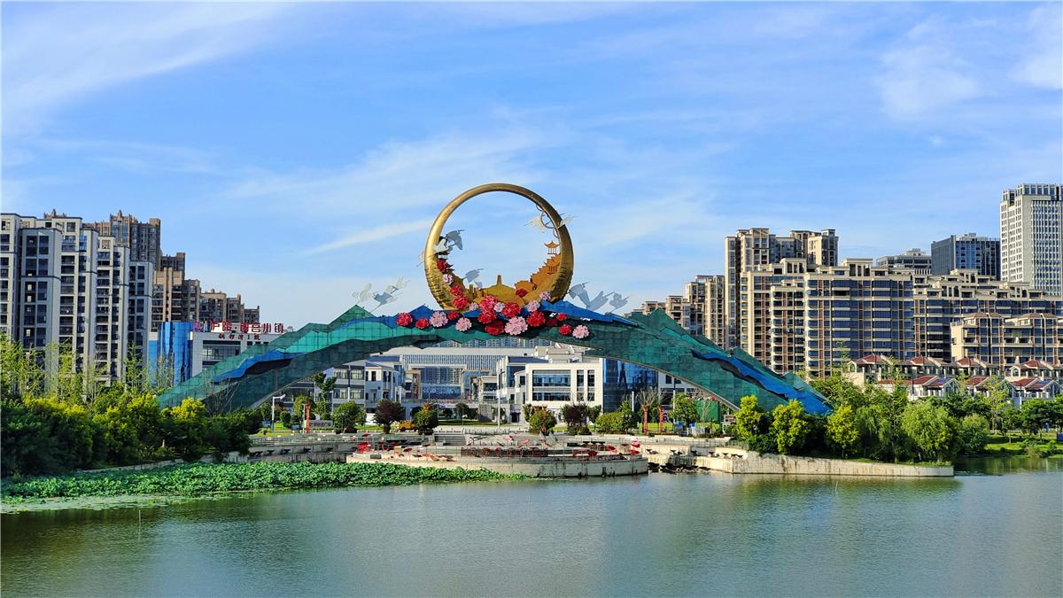 美丽吉安蓝天白云下的圆融吉安城雕雄伟壮观