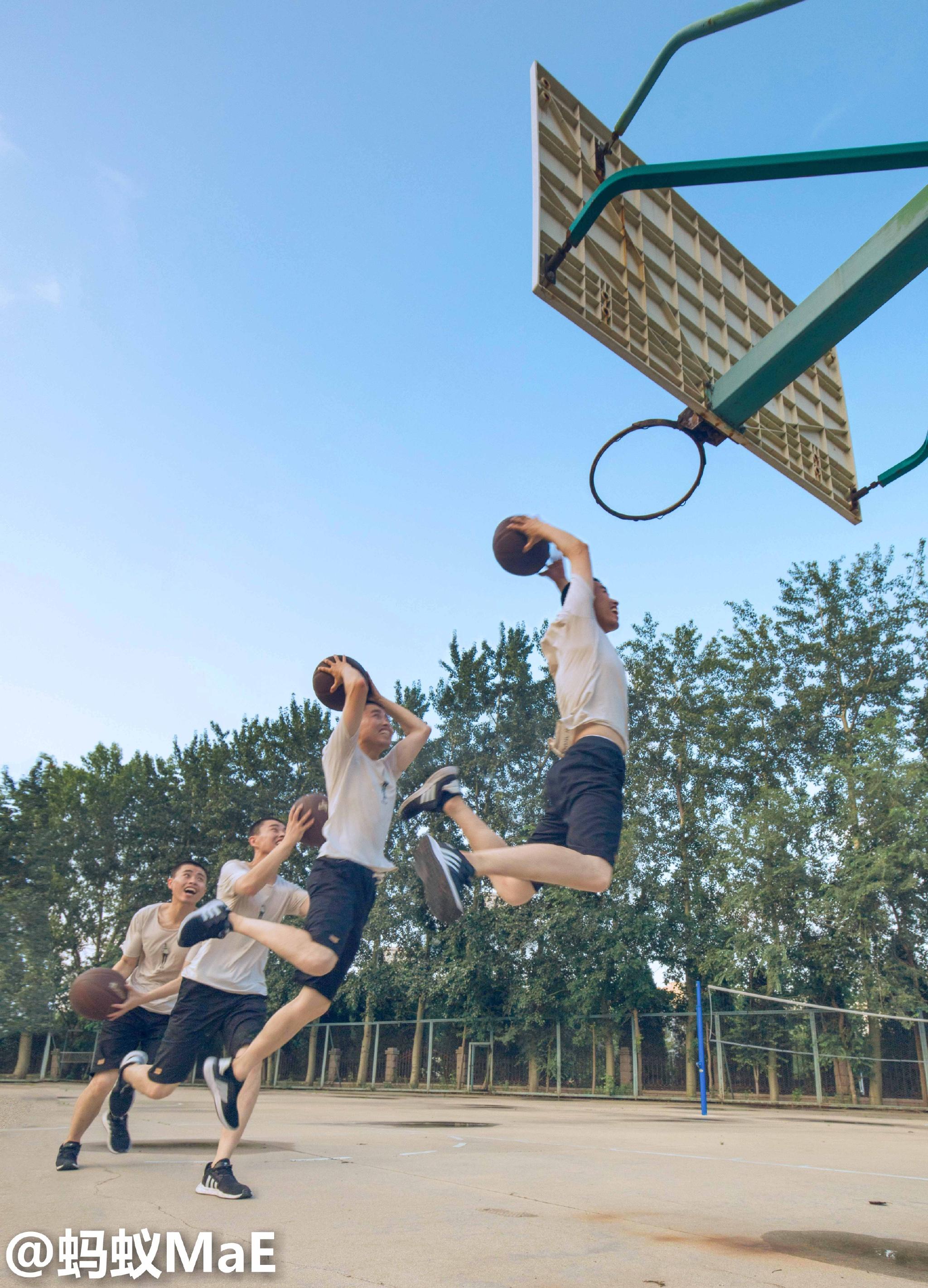 图29到此为止,分身照的前期拍摄工作就完成了,下面就要进行后期合成了