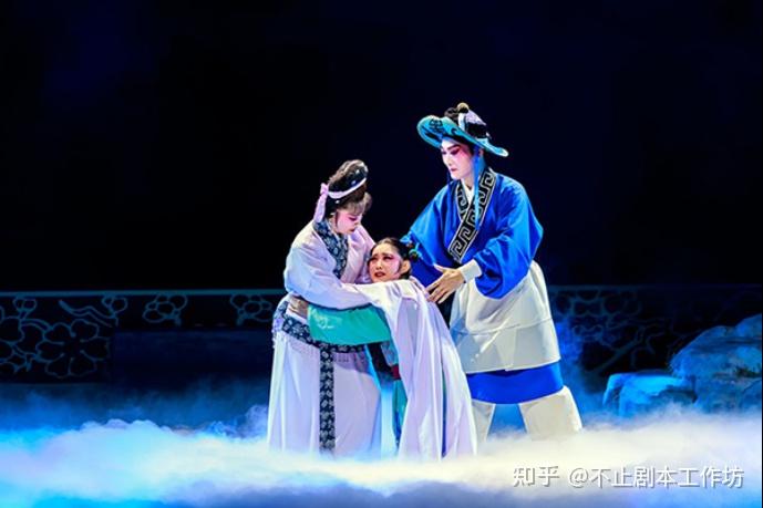 庐剧的传统剧目有《彩楼配》,《药茶记》,《天宝图》,《柴斧记》