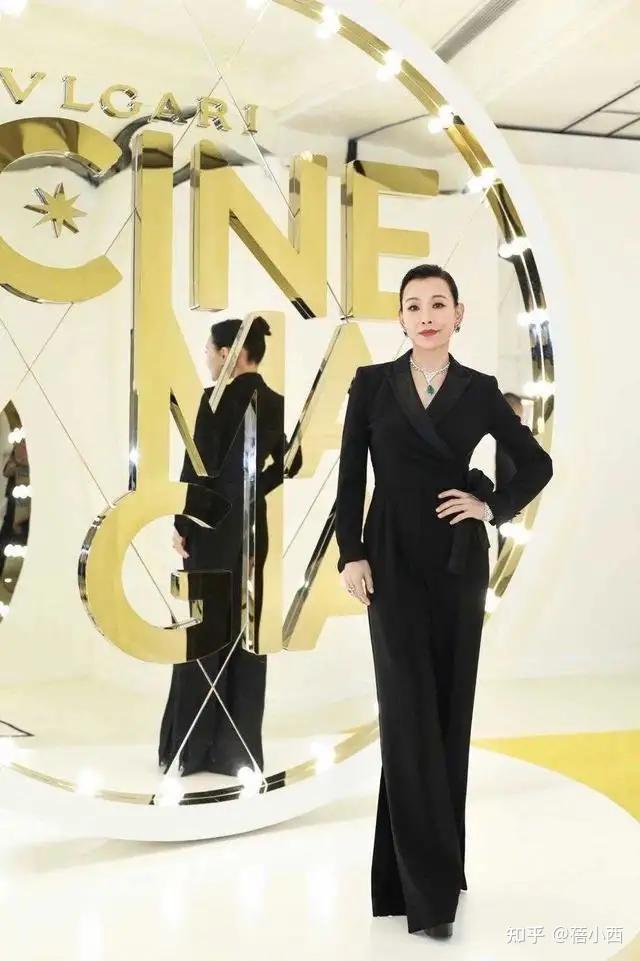 陈冲的肌肉身材挺高级的,连穿土味玫红色挂脖连衣裙,都有国际范