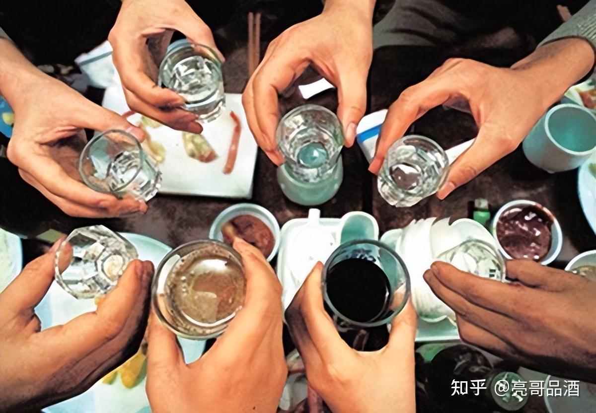 中年人的酒桌上為何不見啤酒只見白酒中年人我也很無奈