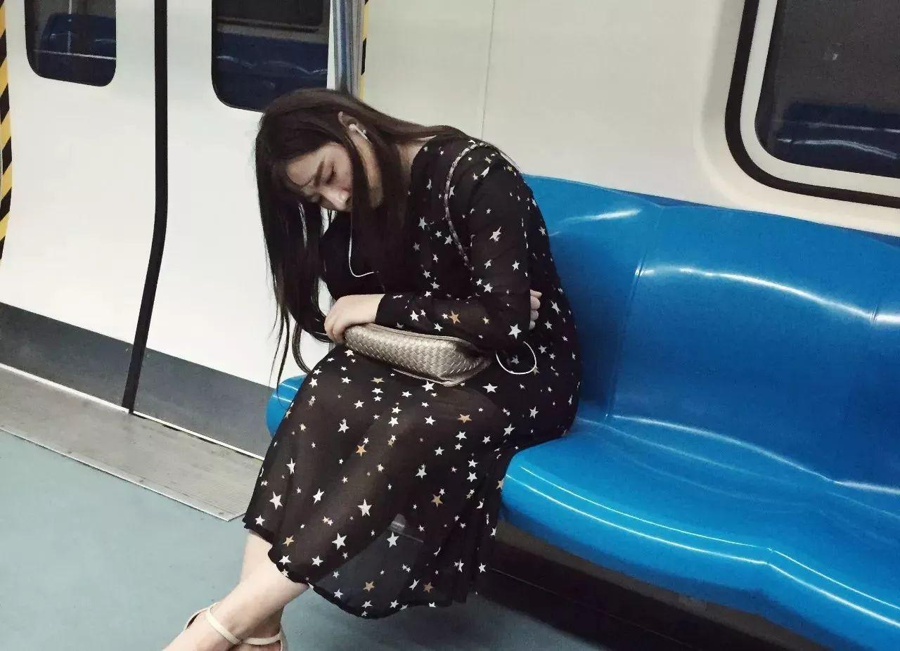 曝长沙地铁一男子疑偷拍女生裙底|裙底|偷拍|女生_新浪新闻