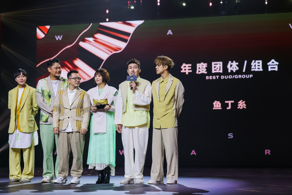 萧亚轩签约华纳音乐浙江卫视暂停播出中国好声音