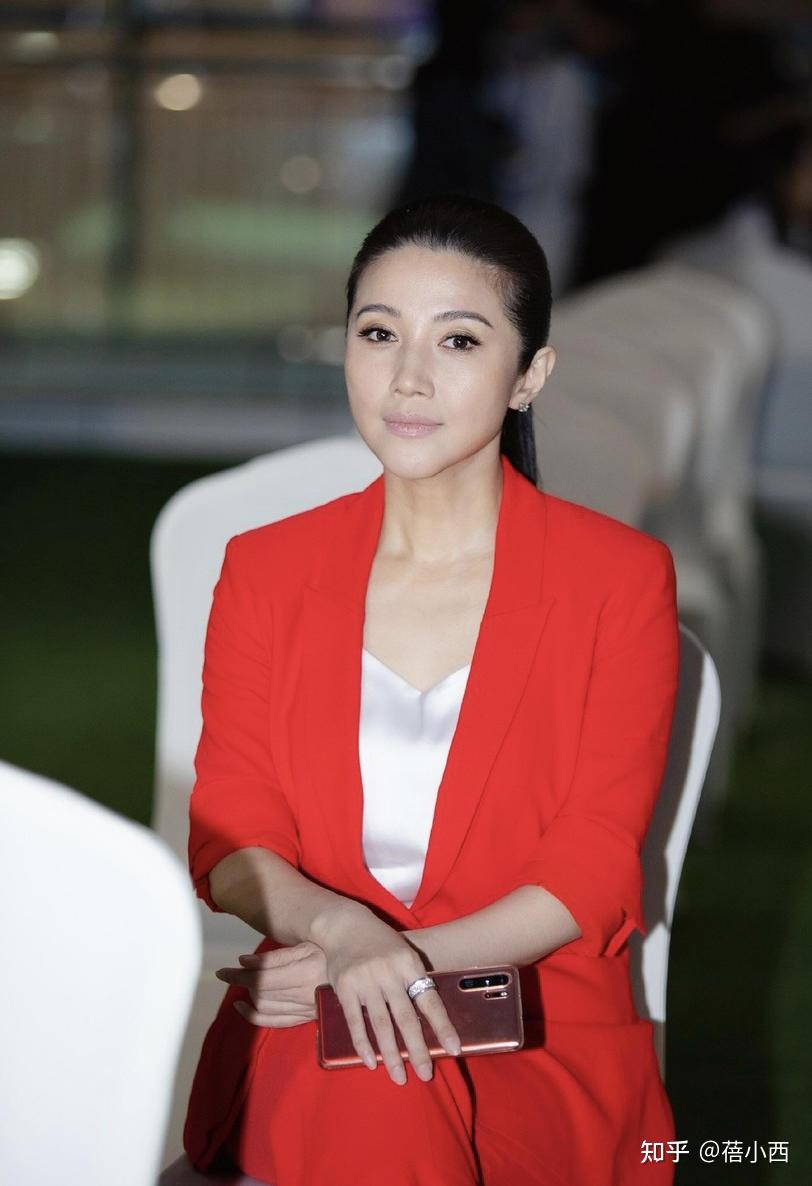 颜丙燕的身材是中年女性都想要的饱满却不胖穿抹胸裙特别惊艳