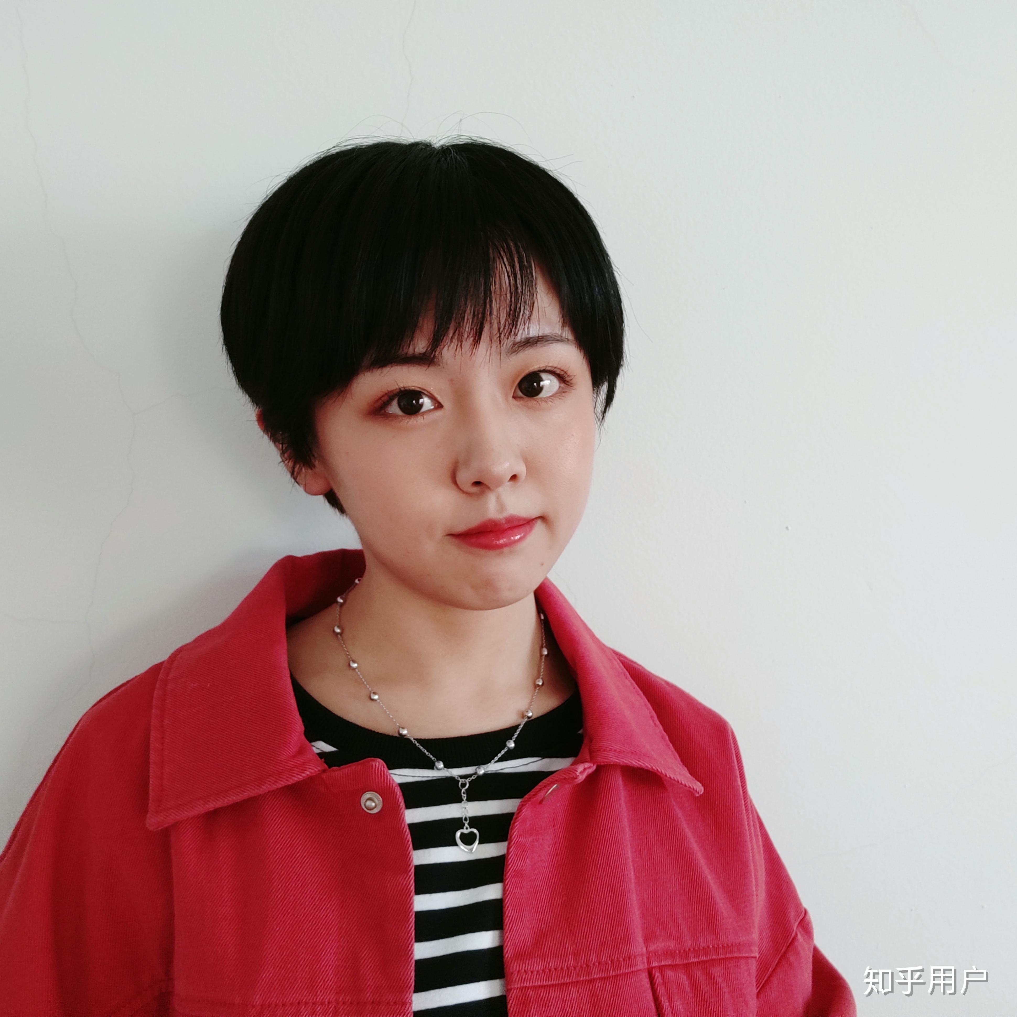 发际线高且头发多适合剪怎样的短发