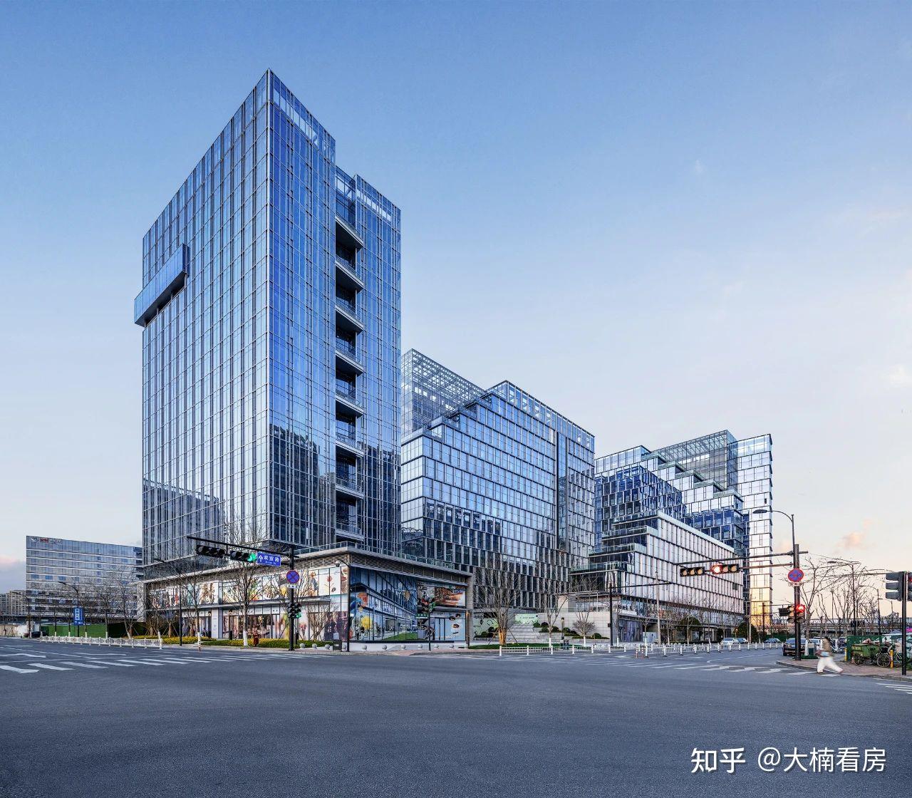 和蓝色钱江一脉相承的外立面,中空low-e玻璃加铝板线条,与当下"颜值即