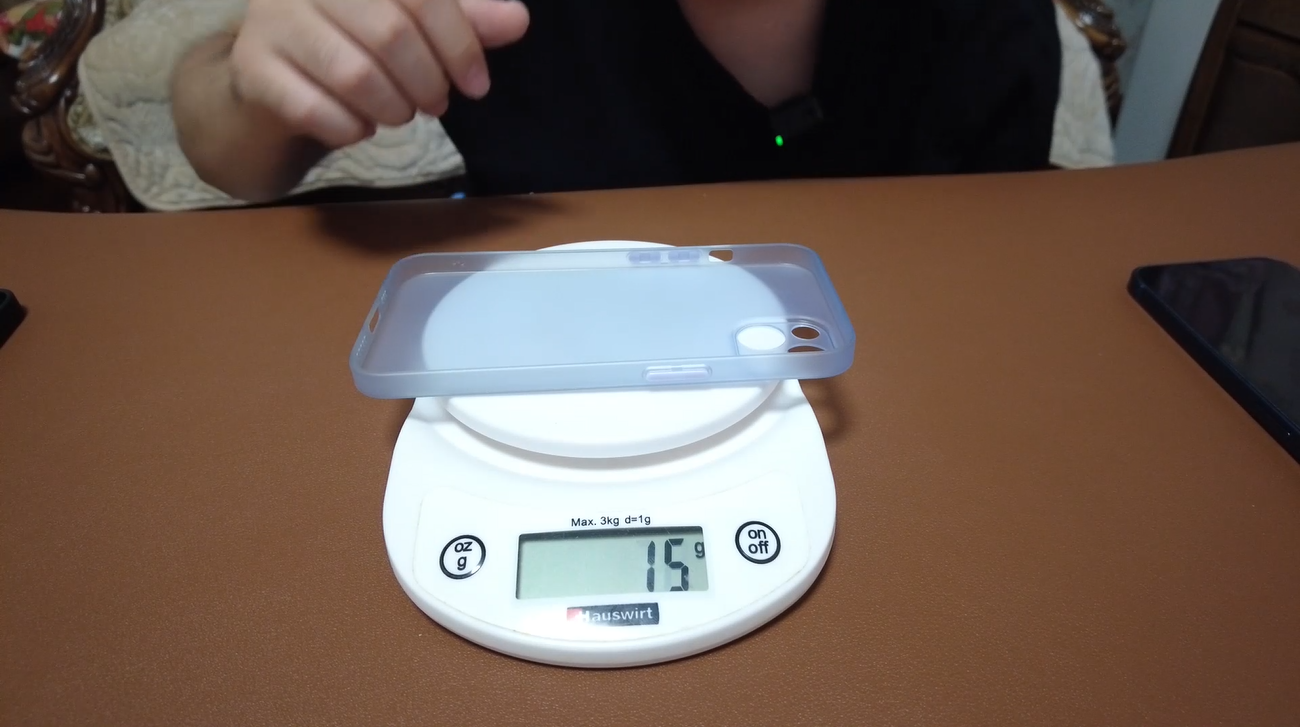 如果再套上一个三四十克的壳子,整体就会达到小200克左右的重量,平时