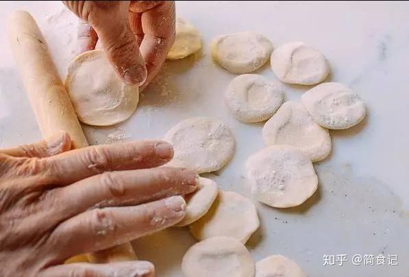 饺子皮怎样做，才能又软又筋道？大厨教你4个窍门，1分钟就能学会 - 知乎