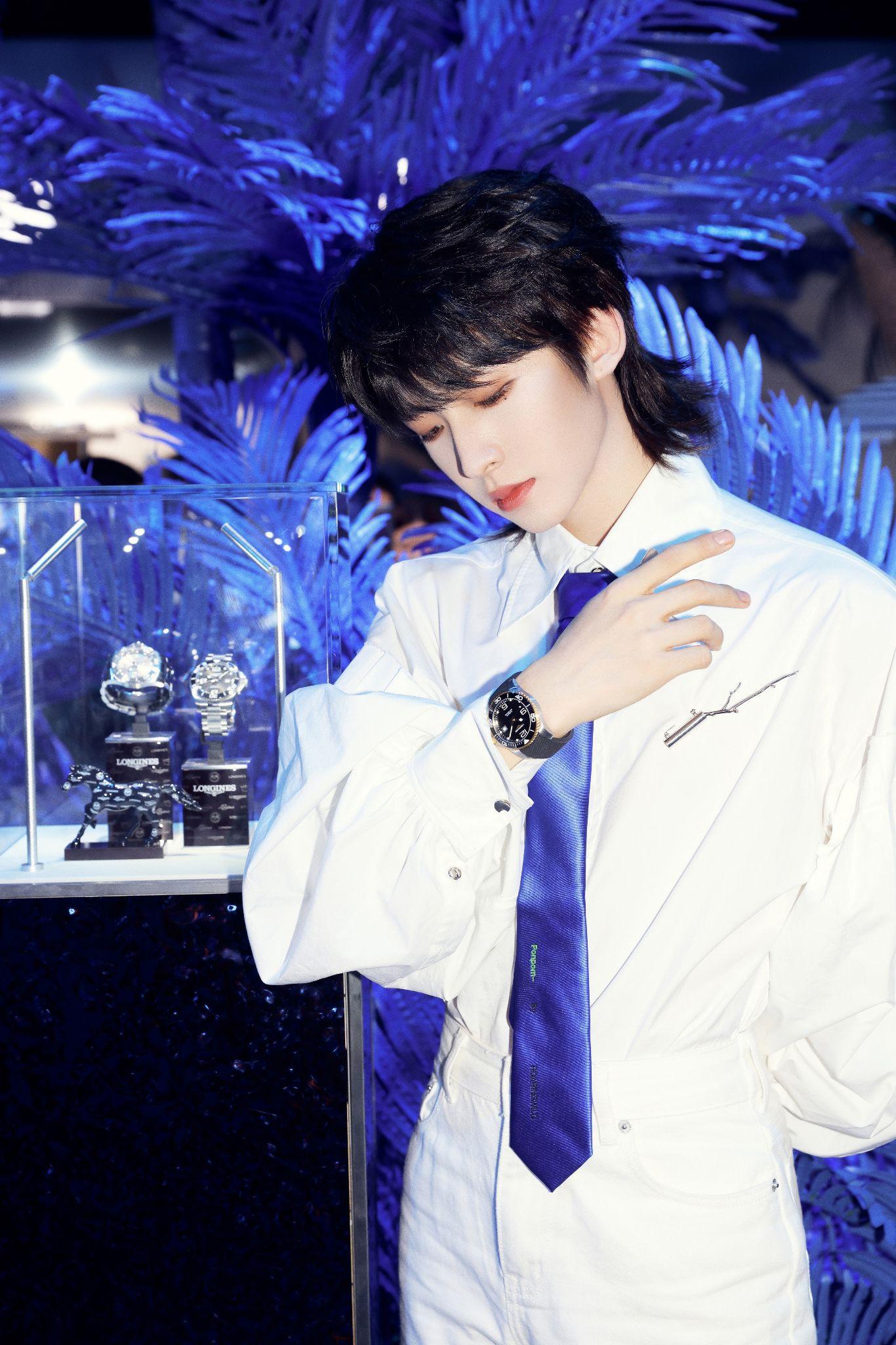 听说c位出道的国际男团into1队长刘宇妆很浓