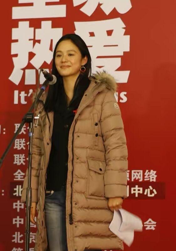 43岁周韵保暖到位羽绒服外面披大衣戴顶阿姨帽气质也高级