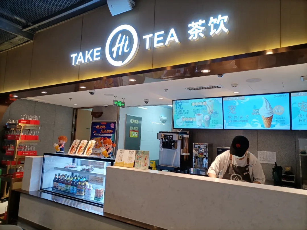 与此同时,内参君近期发现,海底捞开在北京合生汇的新店,在门口位置